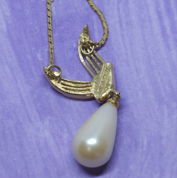 Richelieu Simple Gold Tone Teardrop Pearl Necklace - Picture 4 of 5
